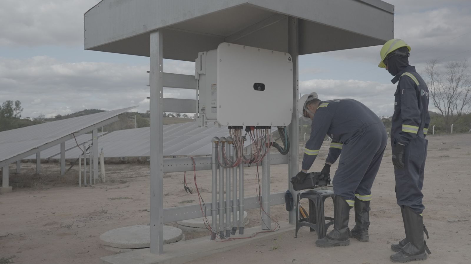 Técnicos da Metrion em ensaio de inversor